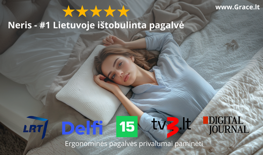 Moteris guli ant ergonominės Memory Foam pagalvės, apsirengusi šilkinius naktinius. Aukščiausios kokybės pagalvė, pristatyta Lietuvos žiniasklaidoje, užtikrina patogų ir sveiką miegą