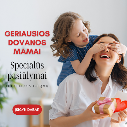 Maža mergaitė dovanoja dovaną mamai Motinos dienos proga – išskirtinės dovanos mamai iš Grace.lt: šilkinės skarelės, mulberry šilko užvalkalai, ortopedinės pagalvės ir lininiai užvalkalai.