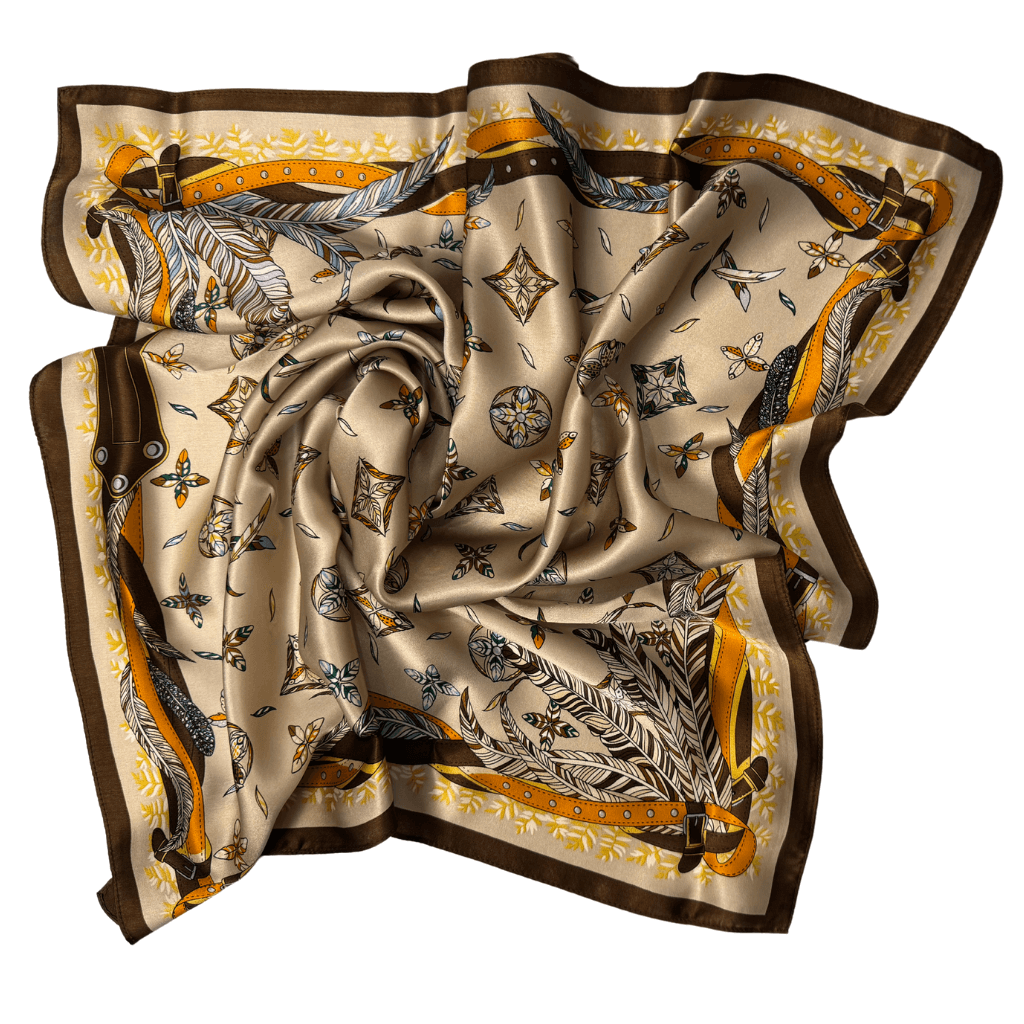 Išskleista šilkinė skarelė Stilius-C7 – 68x68 cm, šiltų tonų dizainas su plunksnomis ir dekoratyviniais raštais