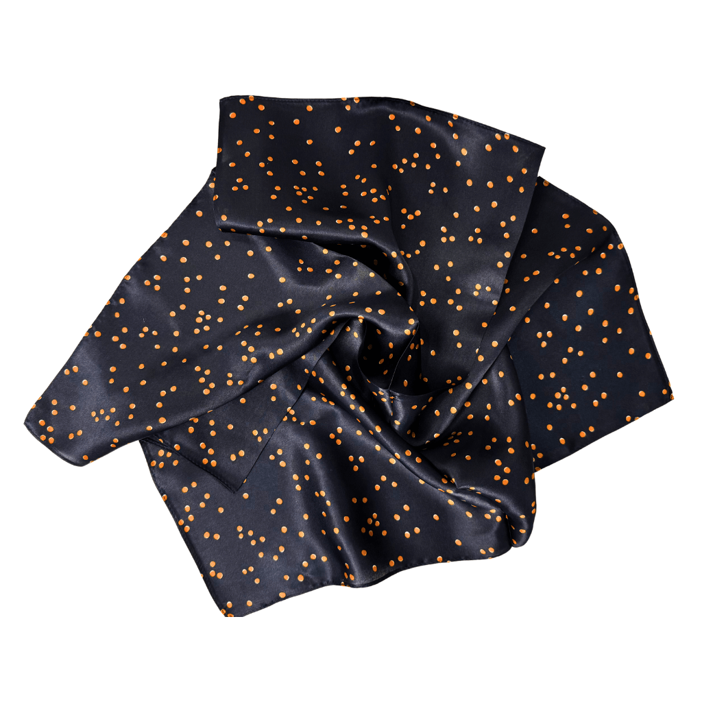 Šilkinė skarelė Stilius-C29 – 100 % mulberry šilkas, 53x53 cm, tamsiai mėlyna su taškučiais