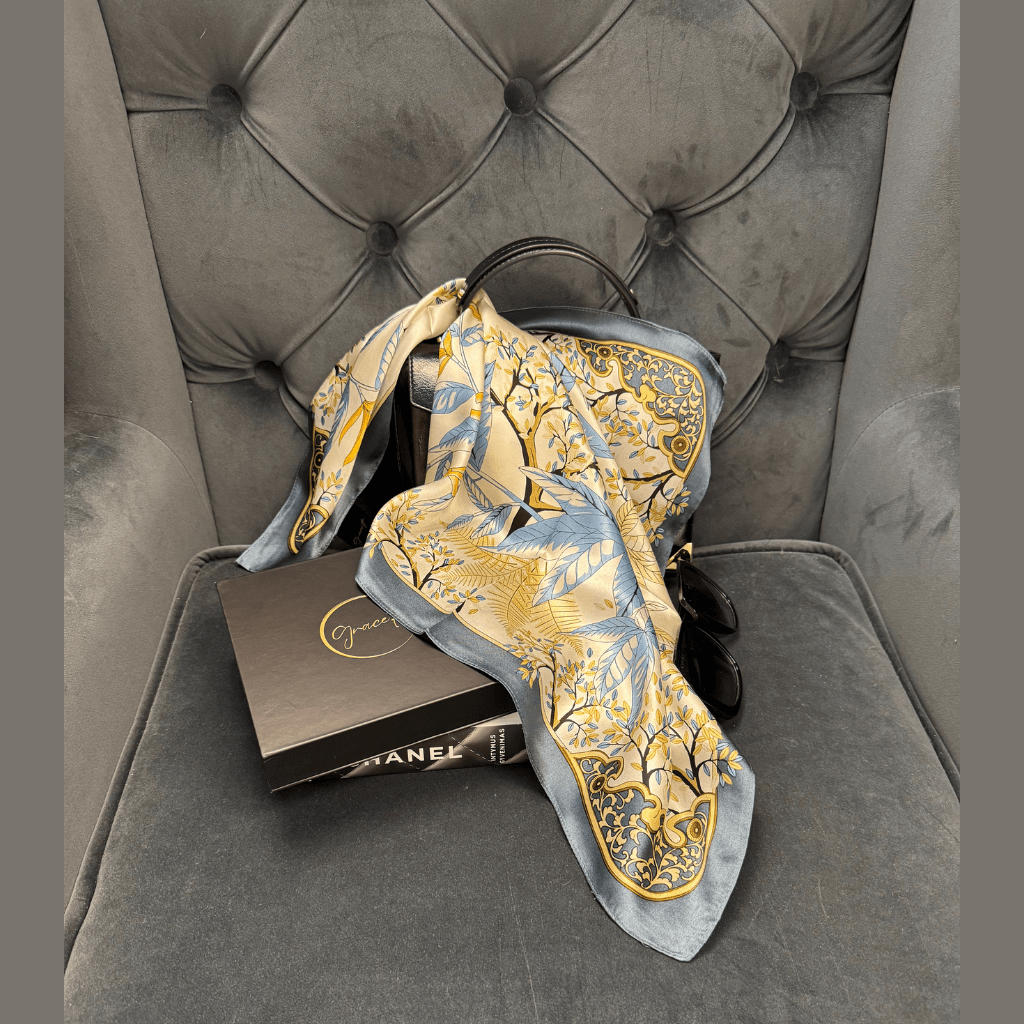 Šilkinė skarelė Stilius-C5 su rankine ir dėžute ant prabangios kėdės – stilinga dovanos idėja