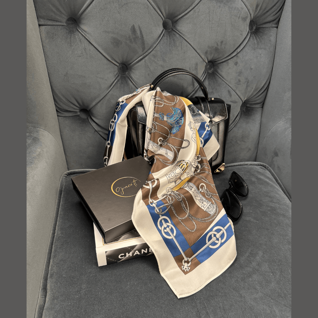 Šilkinė skarelė Stilius-C10 kaip įvaizdžio detalė – šalia rankinės, akinių ir dovanų dėžutės