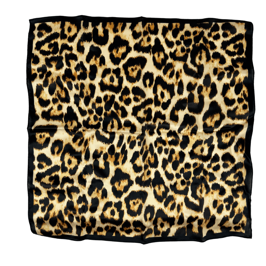 Leopardinė šilko skarelė 53×53, ištiesta plokščiai, visas raštas matomas