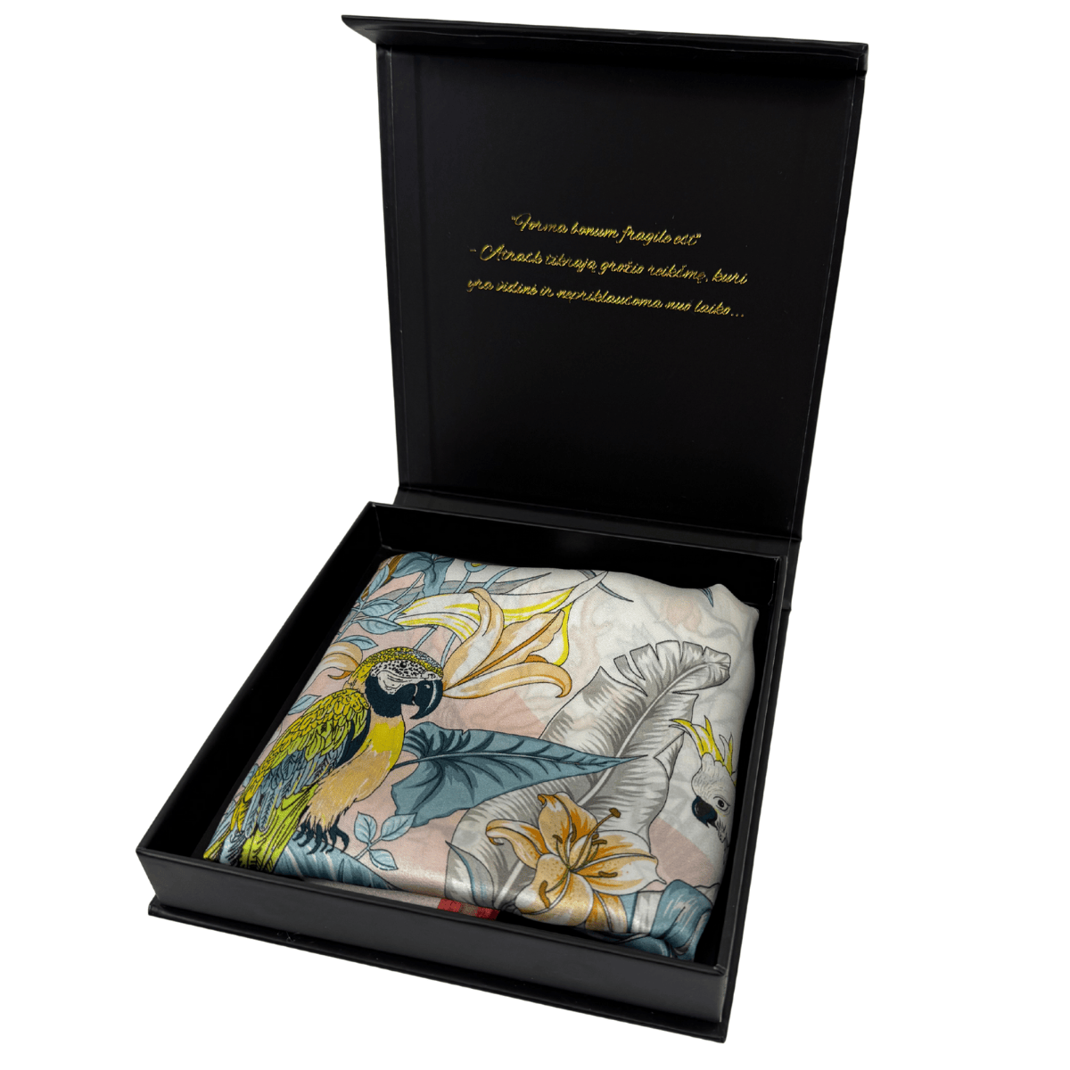 Šilko skarelė dovanų dėžutėje, matomas tropinių paukščių ir gėlių raštas