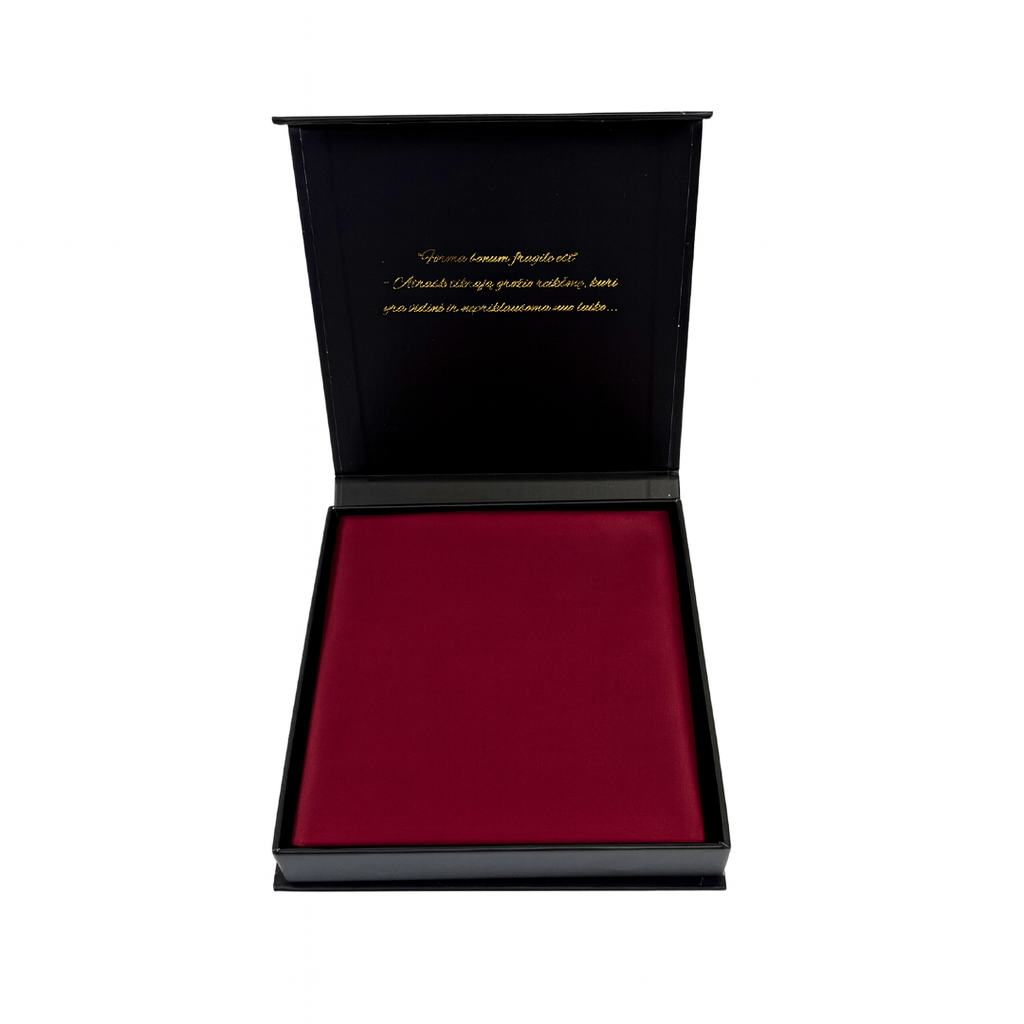 Burgundiškas šilko pagalvės užvalkalas juodoje prabangioje dovanų dėžutėje