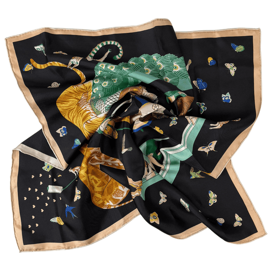 Šilkinė skarelė iš Mulberry šilko tvilio, juodas fonas, meninis raštas, susukta klostėmis