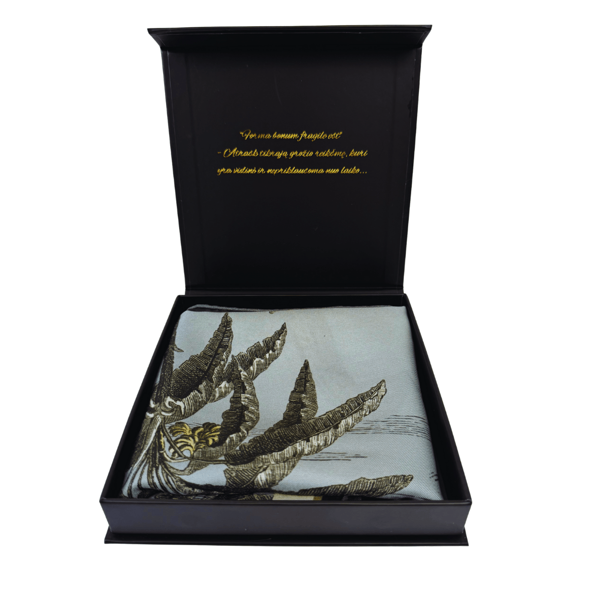 Šilko skarelė dovanų dėžutėje, matomas pilkai juodas raštas su palmių detalėmis