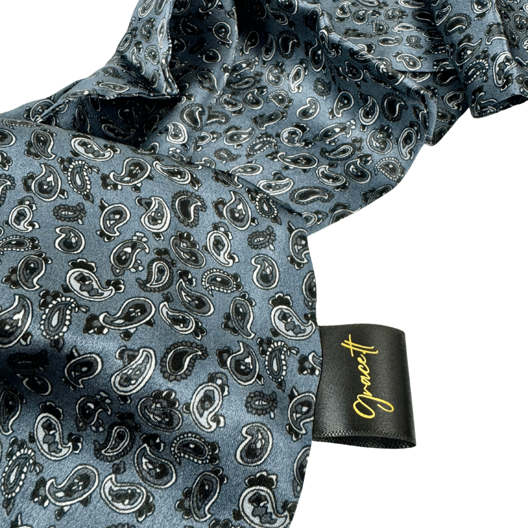 Šilkinio šaliko detalė – paisley ornamentas ir švelni tekstūra.