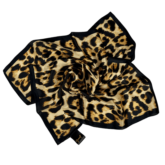 Šilkinė skarelė 53×53, leopardinis raštas, sulankstyta dekoratyviai