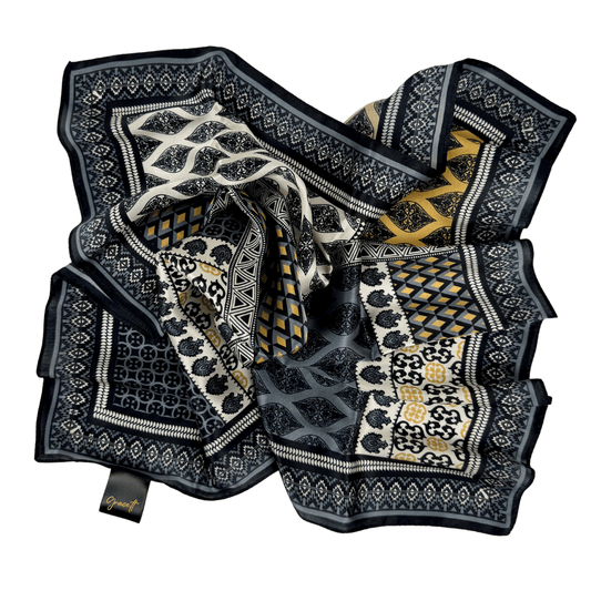 Ornamentinė šilkinė skarelė 53×53, dekoratyviai sulankstyta, geometriniai raštai