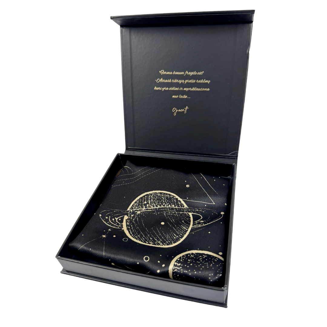 Šilkinė skarelė 53×53, juoda su kosmoso piešiniais, elegantiškoje dovanų dėžutėje