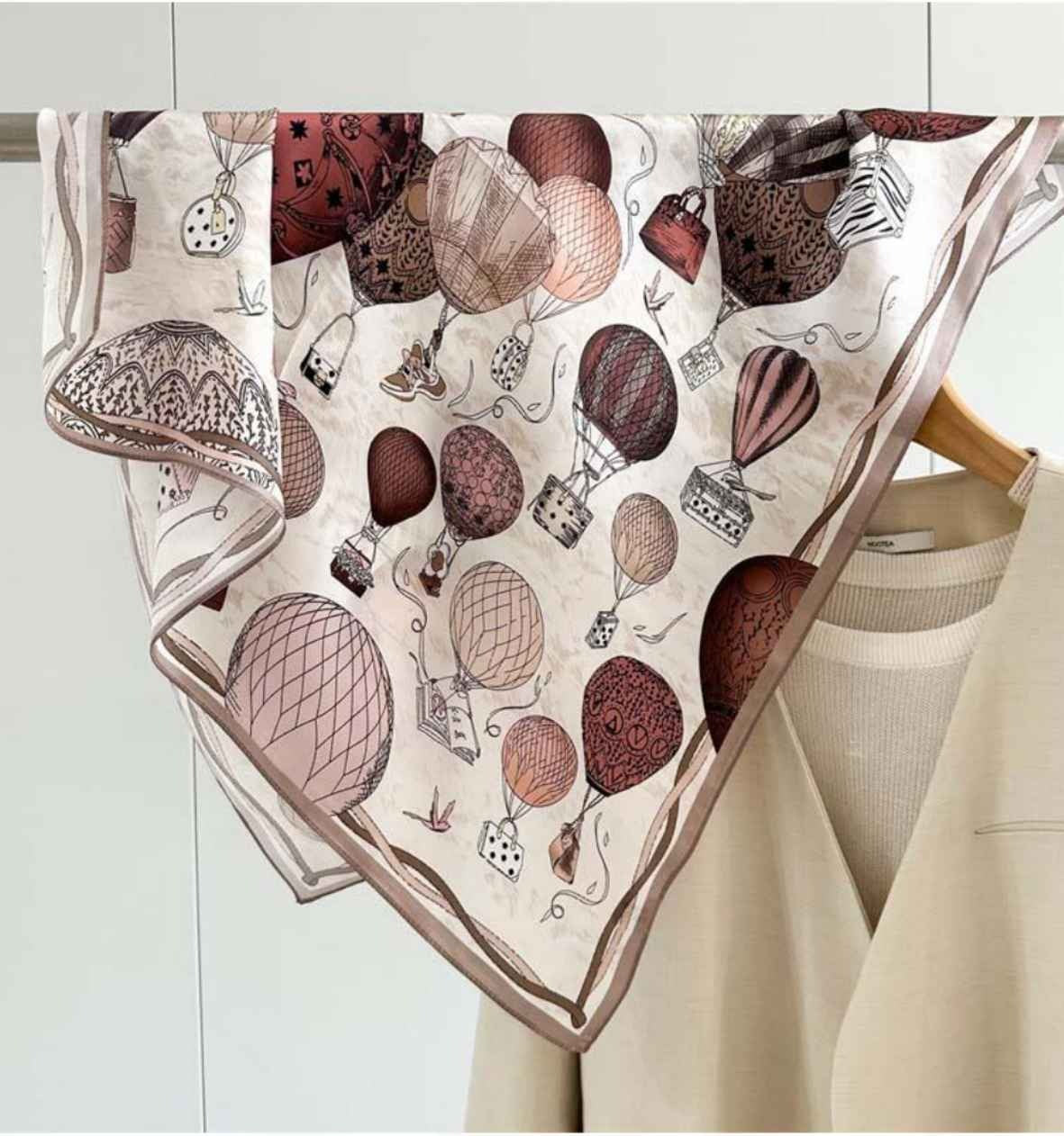 Kreminė 100 % Mulberry šilko skarelė 65x65 cm su oro balionų raštu – pakabinta ant pakabos