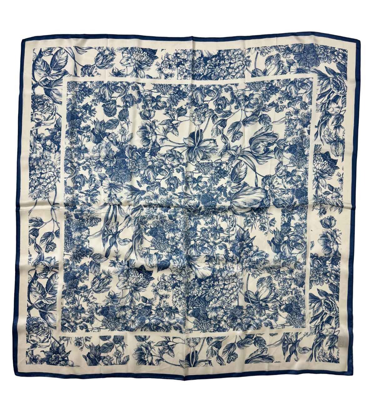 Mėlynai balta 100 % Mulberry šilko skarelė 85x85 cm – visas mėlynų gėlių graviūros raštas su tamsiai mėlynu krašteliu