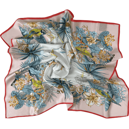 Šilkinė skarelė 70×70, šviesiai rožinis fonas, egzotiniai paukščiai ir gėlės, išskleista klostėmis

