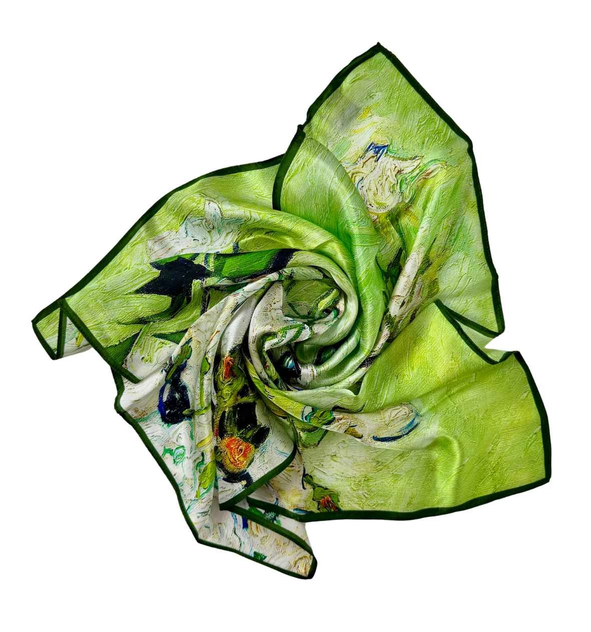 Šviesiai žalia 65x65 cm Mulberry šilko skarelė su tapytų rožių raštu dekoratyviai susukta